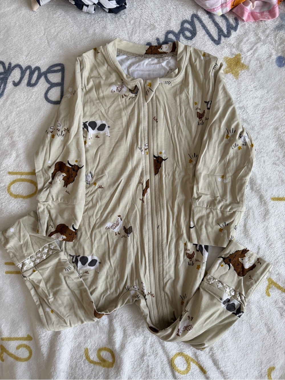 NWOT Willow+co Bamboo farm themed footies - 18-24M